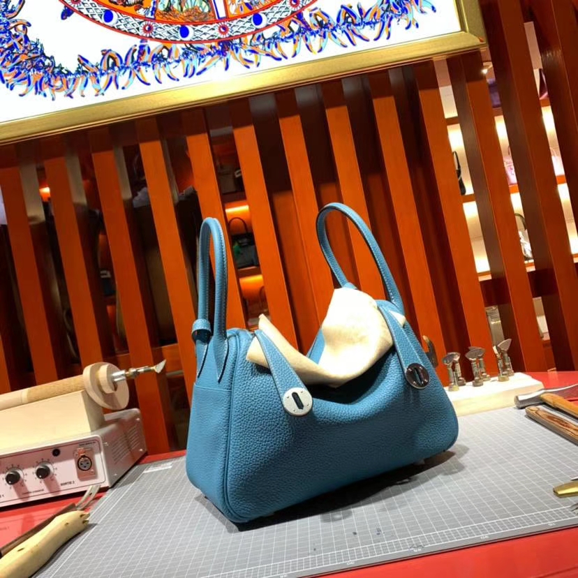 爱马仕包包官网 Hermes Lindy26CM 牛仔蓝原厂Togo牛皮琳迪包 金扣
