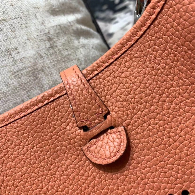爱马仕包包价格 Hermes Evelyne17CM 龙虾粉原厂御用Togo牛皮斜挎包