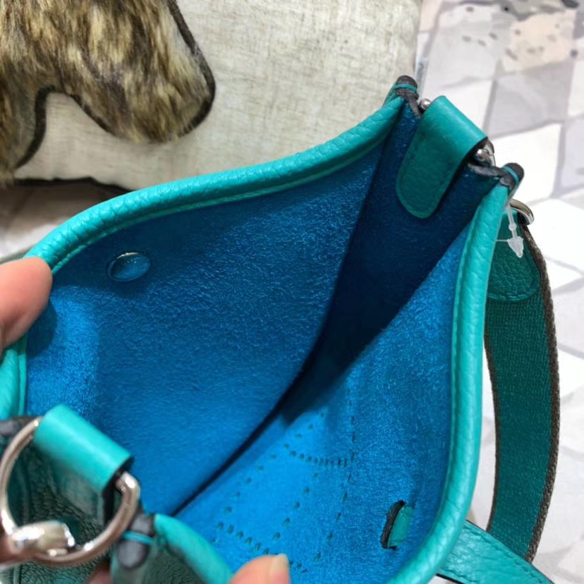 爱马仕包包官网 Hermes Evelyne17CM 孔雀蓝原厂Togo牛皮伊芙林斜挎包