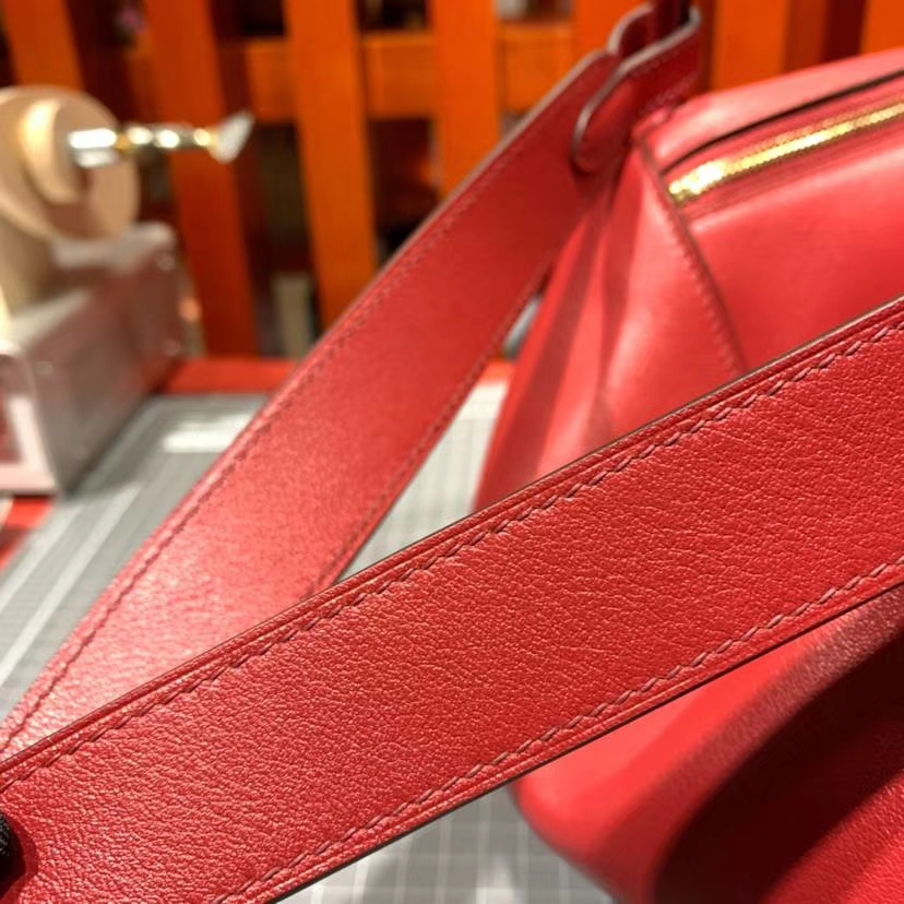 Hermes女包价格 爱马仕原厂御用Swift牛皮琳迪包Lindy26CM 宝石红 金扣