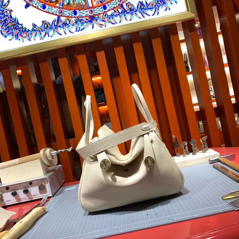爱马仕琳迪包价格 Hermes Lindy26CM 羊毛白原厂御用Togo牛皮 金扣