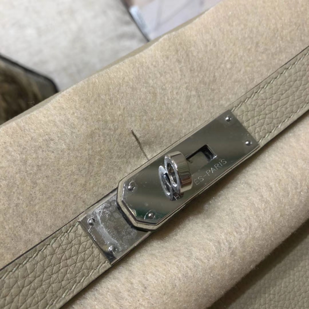 广州包包批发 Hermes爱马仕浅灰色原厂Togo小牛皮凯莉包Kelly32CM 银扣