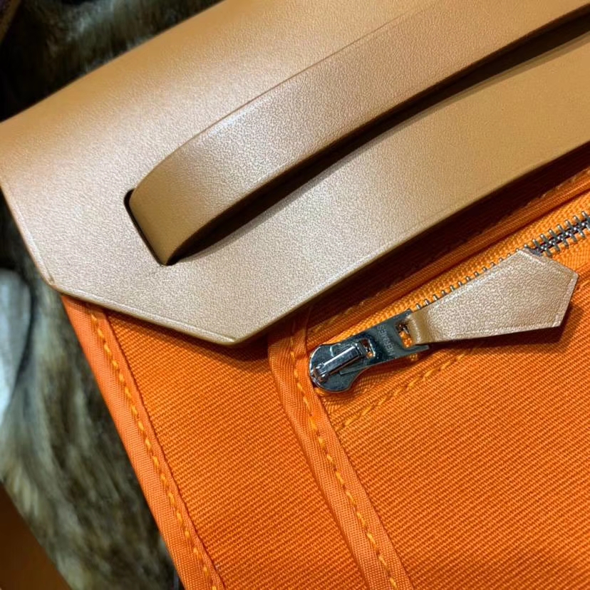 爱马仕新款女包 Hermes Herbag31CM 橙色帆布拼马鞍皮手提单肩包 银扣