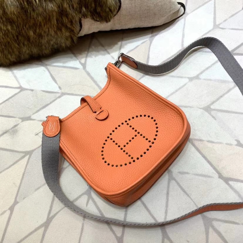 爱马仕包包价格 Hermes Evelyne17CM 龙虾粉原厂御用Togo牛皮斜挎包