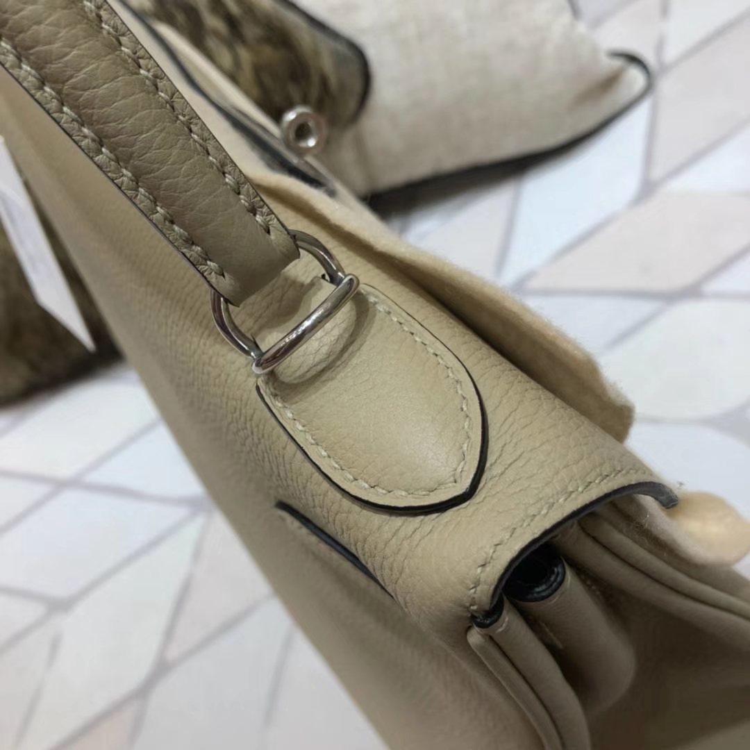 广州包包批发 Hermes爱马仕浅灰色原厂Togo小牛皮凯莉包Kelly32CM 银扣