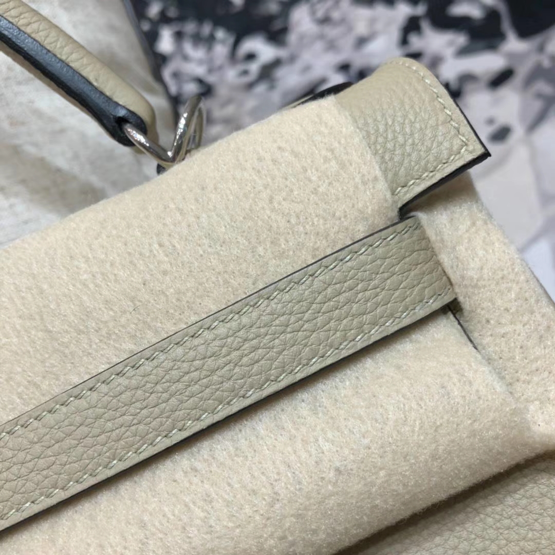 广州包包批发 Hermes爱马仕浅灰色原厂Togo小牛皮凯莉包Kelly32CM 银扣