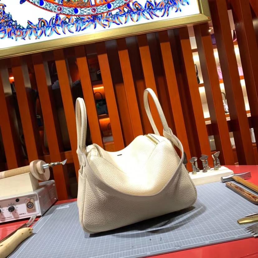 爱马仕琳迪包价格 Hermes Lindy26CM 羊毛白原厂御用Togo牛皮 金扣