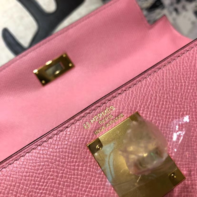 爱马仕包包官网 Hermes奶昔粉拼石墨灰Epsom牛皮拼色凯莉包Kelly28CM 金扣