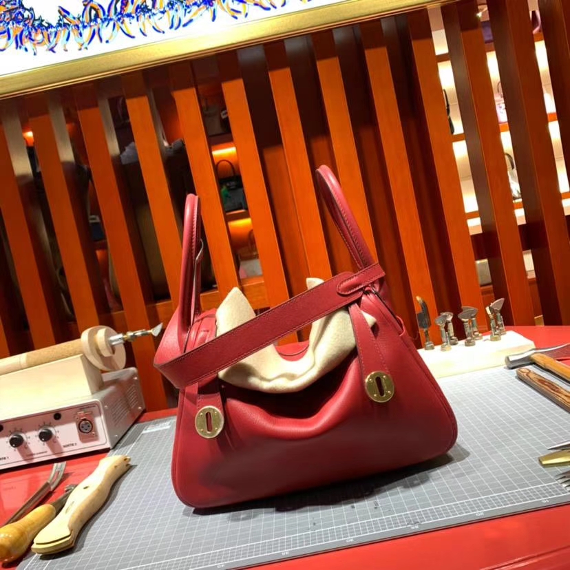 Hermes女包价格 爱马仕原厂御用Swift牛皮琳迪包Lindy26CM 宝石红 金扣
