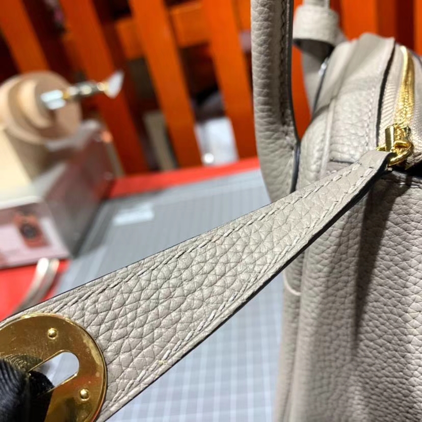 爱马仕琳迪包尺寸 Hermes冰川灰原厂御用Togo牛皮Lindy26CM 金扣