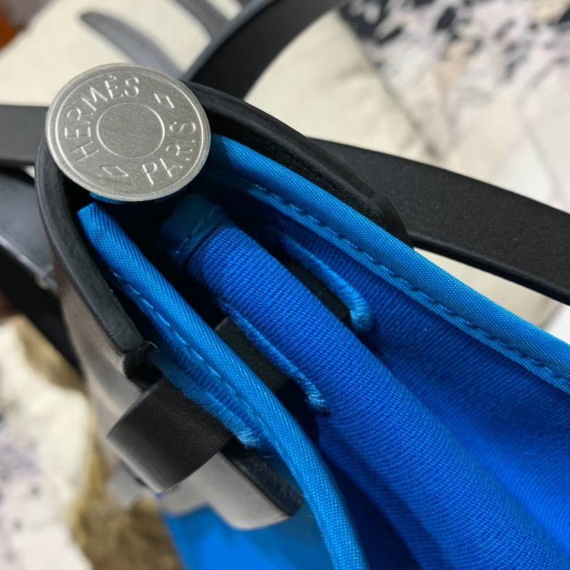 广州白云皮具城 Hermes爱马仕希腊蓝帆布拼马鞭 皮Herbag休闲单肩手提包31CM