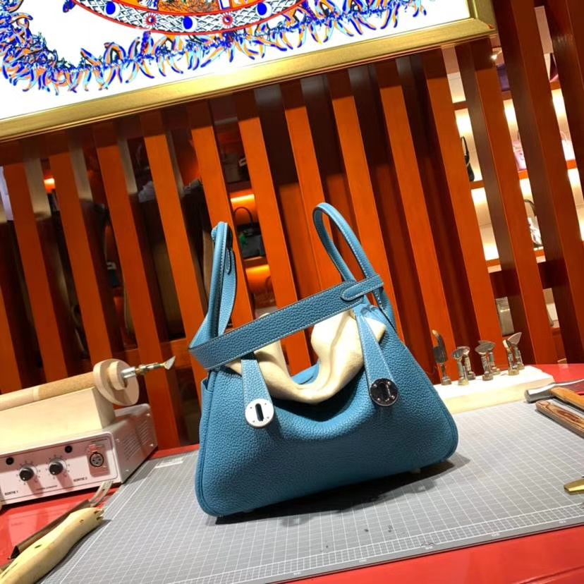 爱马仕包包官网 Hermes Lindy26CM 牛仔蓝原厂Togo牛皮琳迪包 金扣