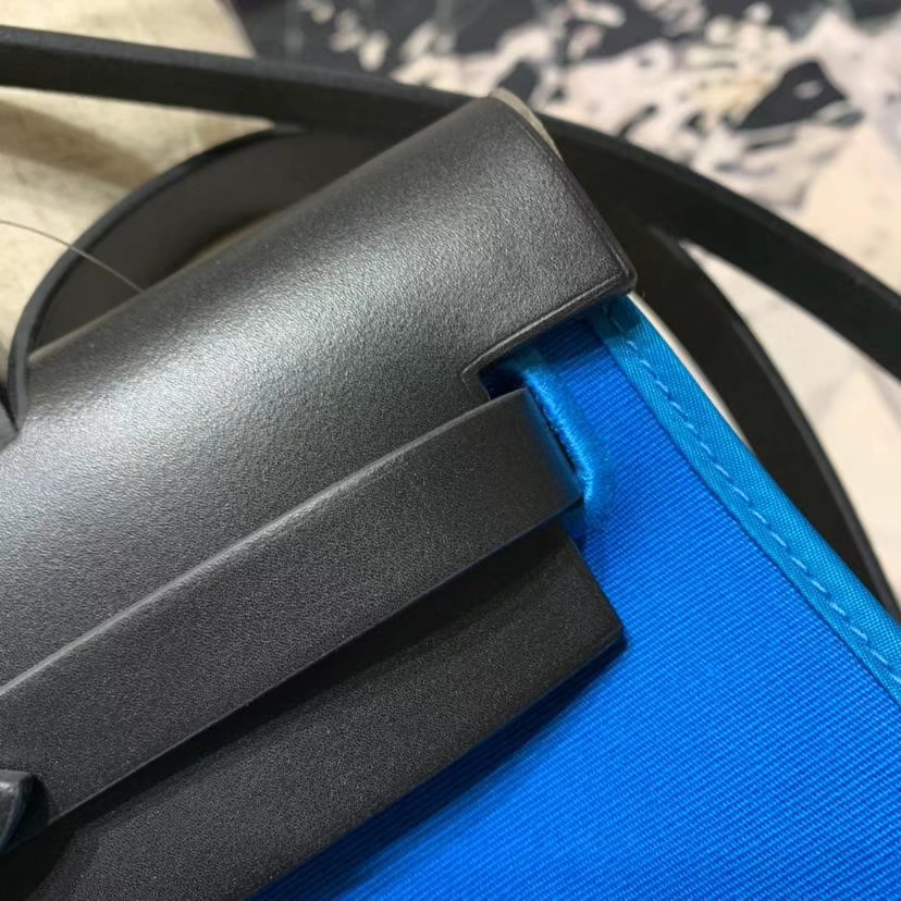 广州白云皮具城 Hermes爱马仕希腊蓝帆布拼马鞭 皮Herbag休闲单肩手提包31CM