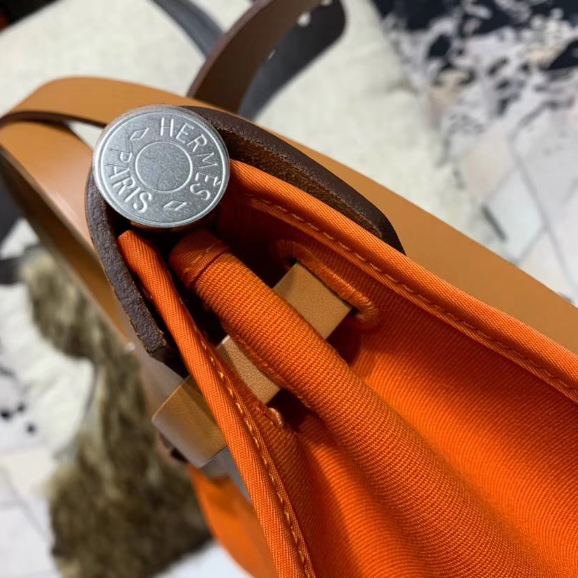 爱马仕新款女包 Hermes Herbag31CM 橙色帆布拼马鞍皮手提单肩包 银扣