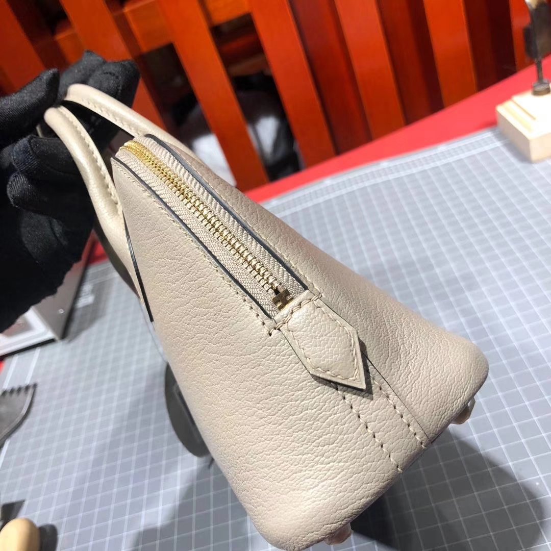 爱马仕女包价格 Hermes浅灰色顶级山羊皮迷你保龄球包mini Bolide 金扣