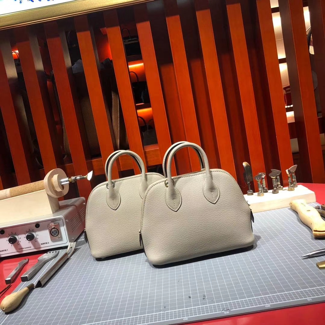 爱马仕包包定制 Hermes Mini Bolide 浅灰色山羊皮迷你保龄球包 银扣