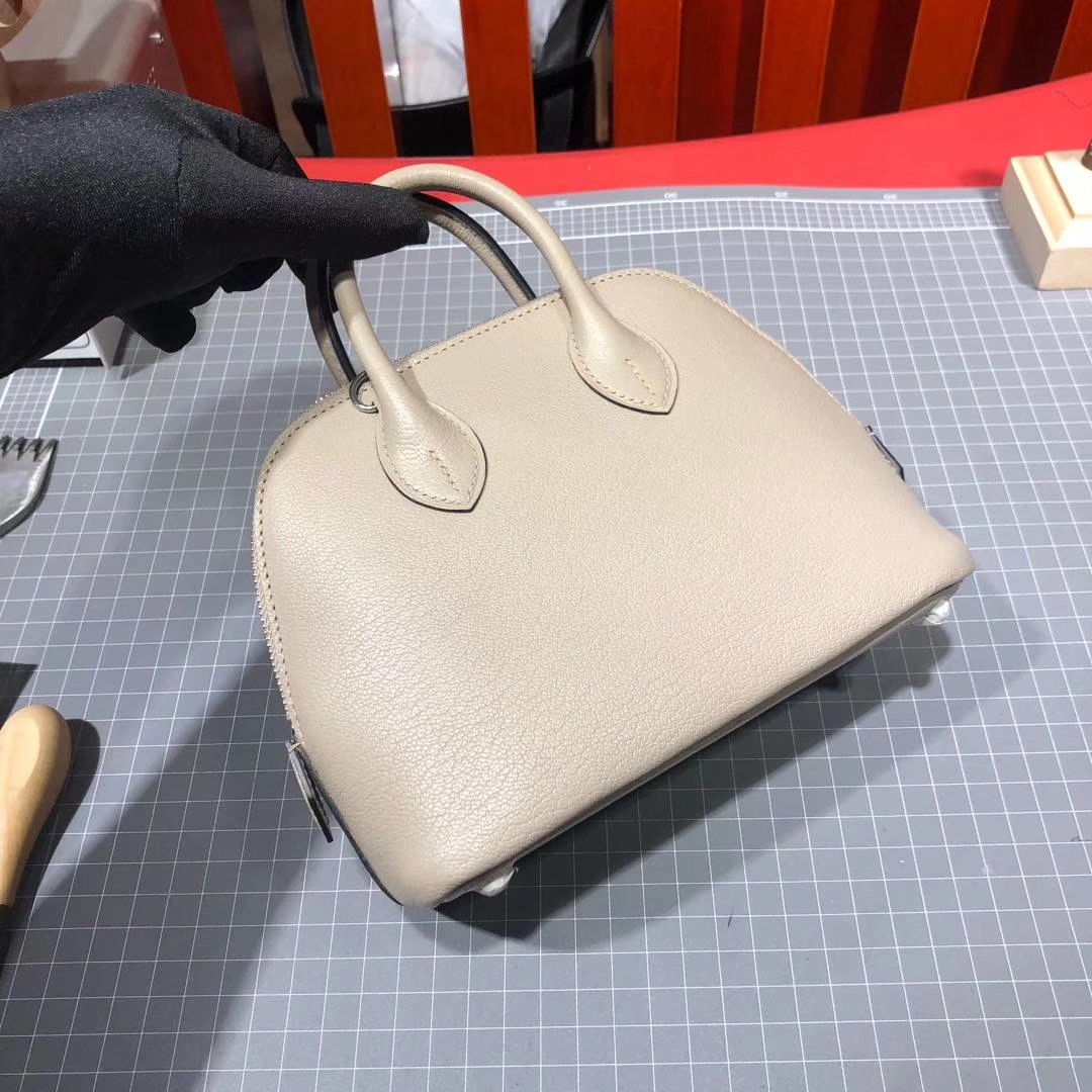 爱马仕包包定制 Hermes Mini Bolide 浅灰色山羊皮迷你保龄球包 银扣