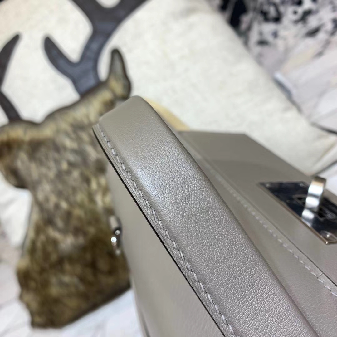 爱马仕女包价格 Hermes Kelly24-24 浅灰色Swift牛皮新款凯莉包 银扣