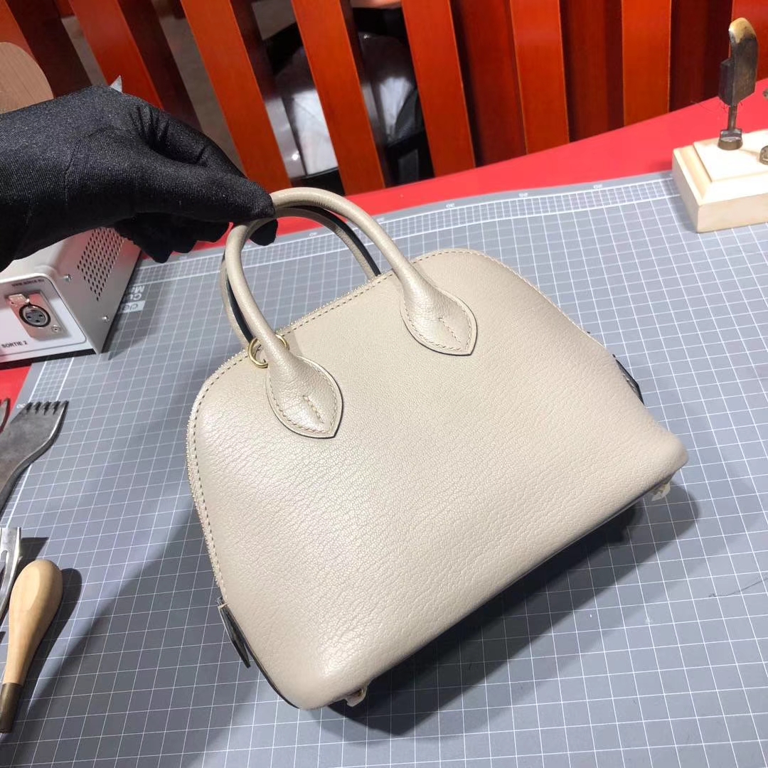 爱马仕女包价格 Hermes浅灰色顶级山羊皮迷你保龄球包mini Bolide 金扣