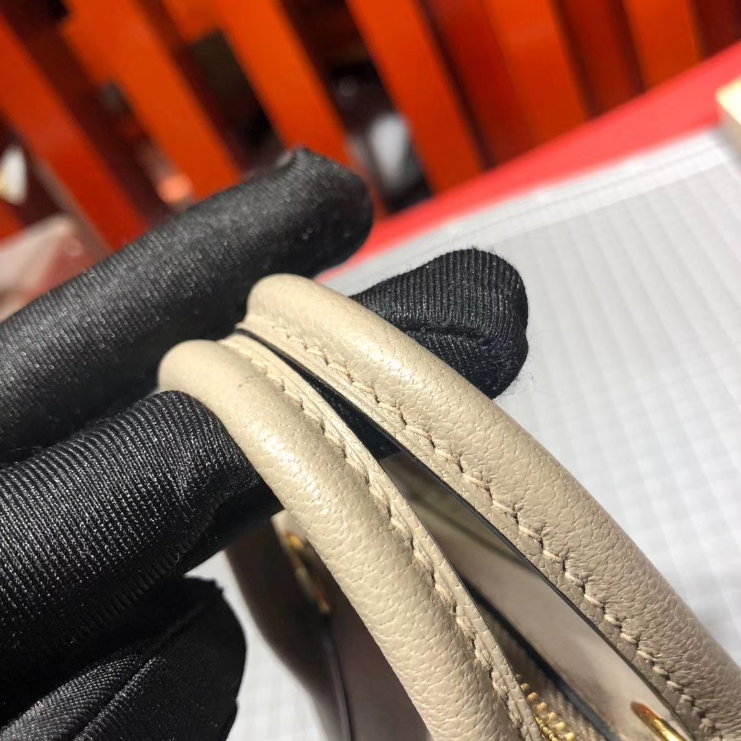 爱马仕女包价格 Hermes浅灰色顶级山羊皮迷你保龄球包mini Bolide 金扣