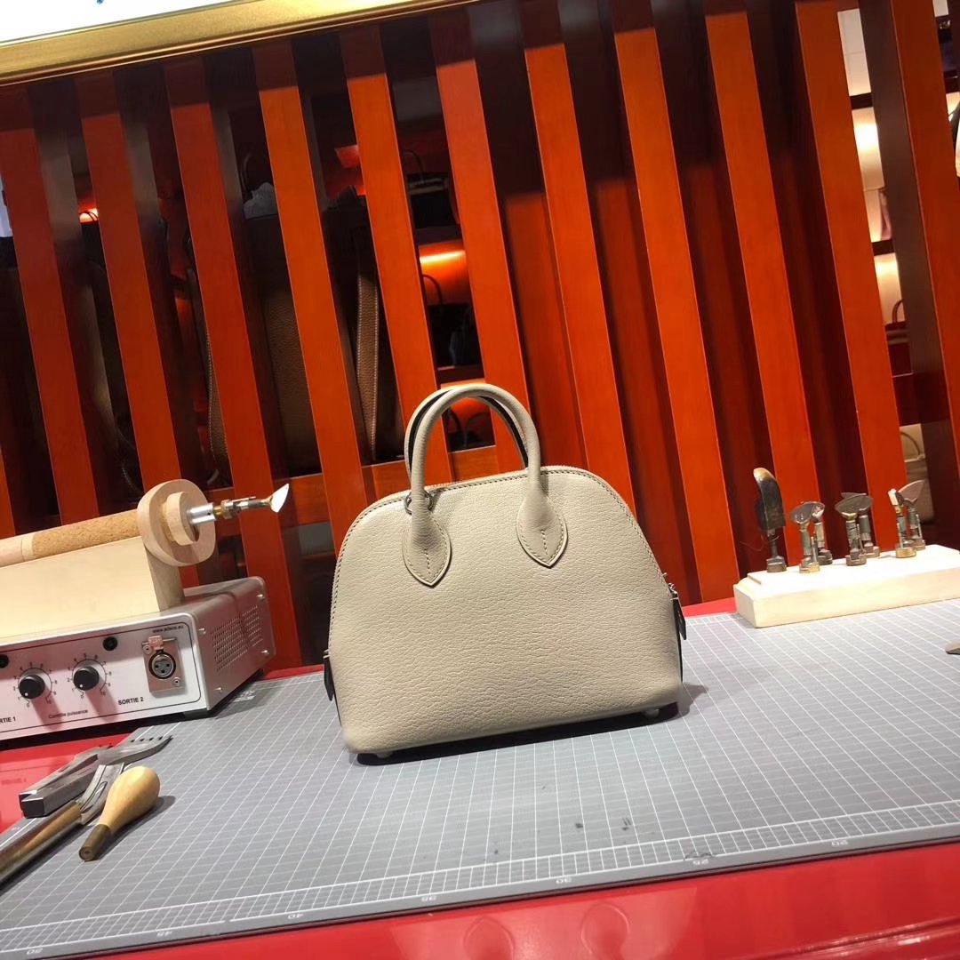 爱马仕包包定制 Hermes Mini Bolide 浅灰色山羊皮迷你保龄球包 银扣