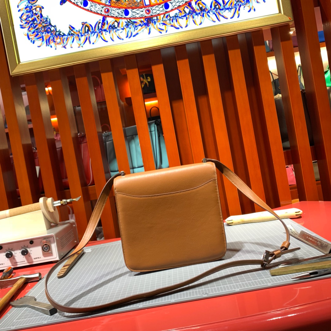 爱马仕新款康斯坦包 Constance2002-20CM 金棕色evecolour牛皮 银扣