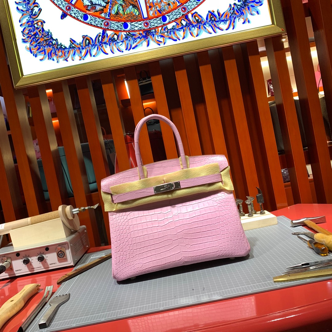 爱马仕铂金包价格 Hermes Birkin30CM 5P樱花粉雾面尼罗鳄鱼皮 银扣