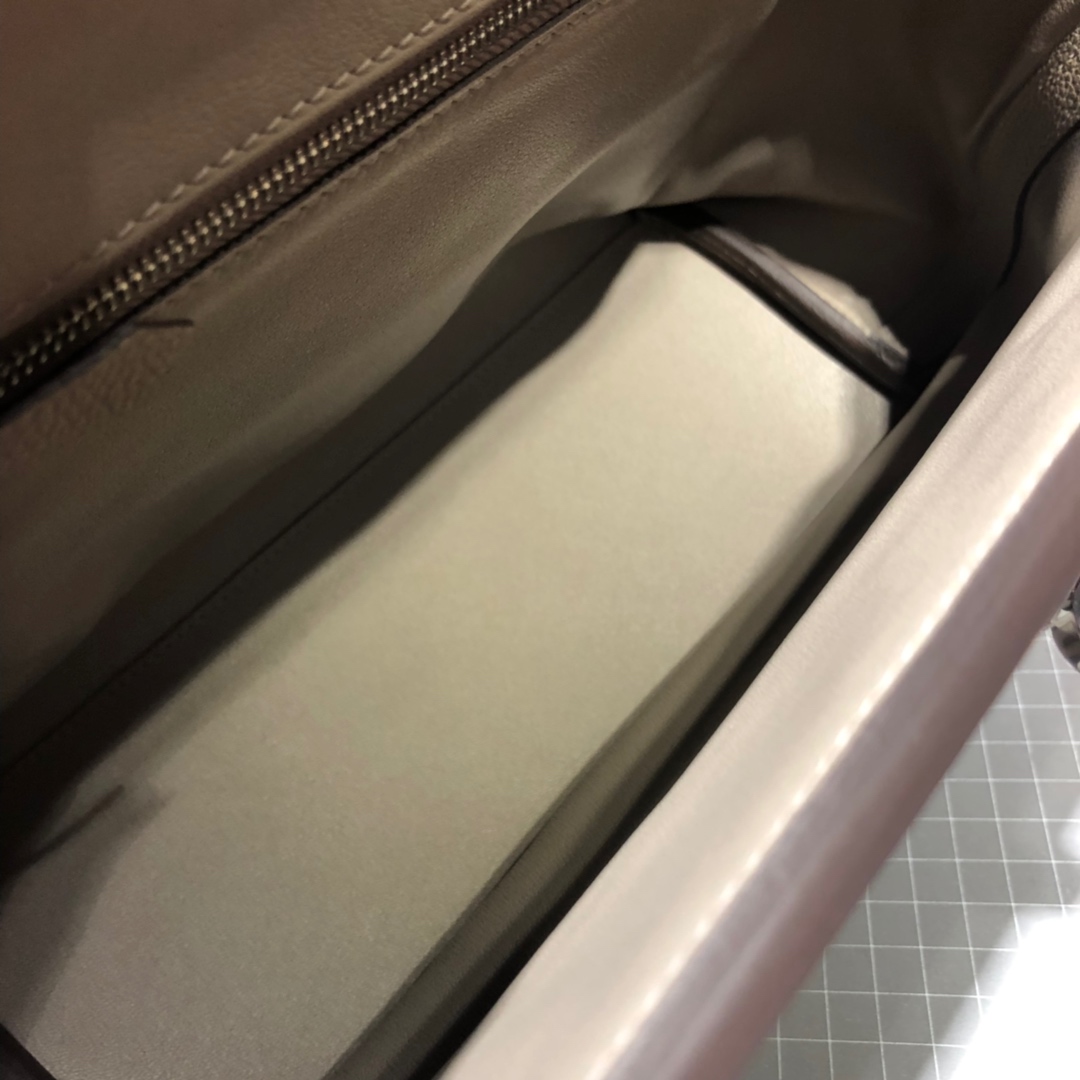 爱马仕包包价格 Hermes Kelly24-24 浅灰色进口Taurillon maurice皮凯莉包新款29CM 银扣