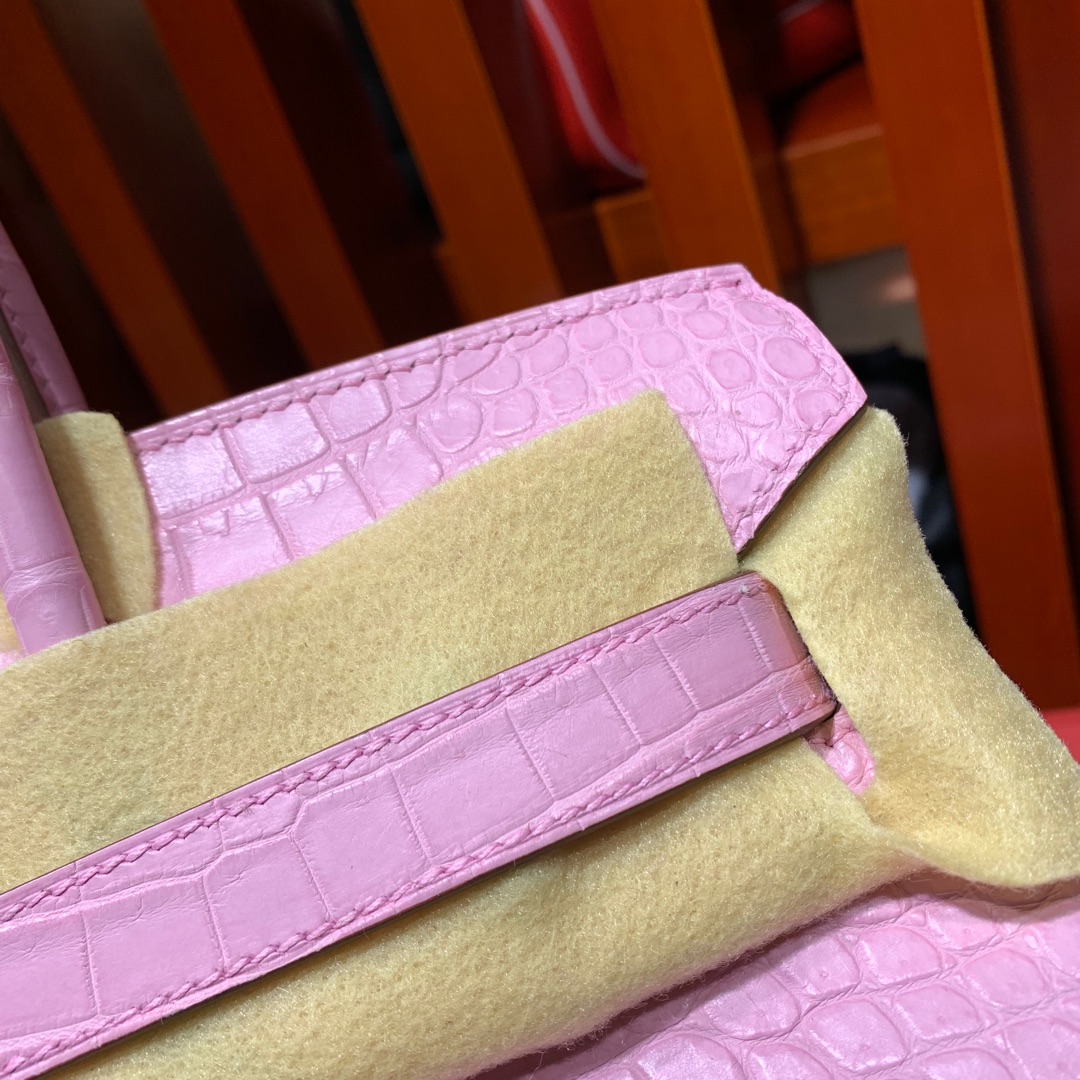 爱马仕铂金包价格 Hermes Birkin30CM 5P樱花粉雾面尼罗鳄鱼皮 银扣