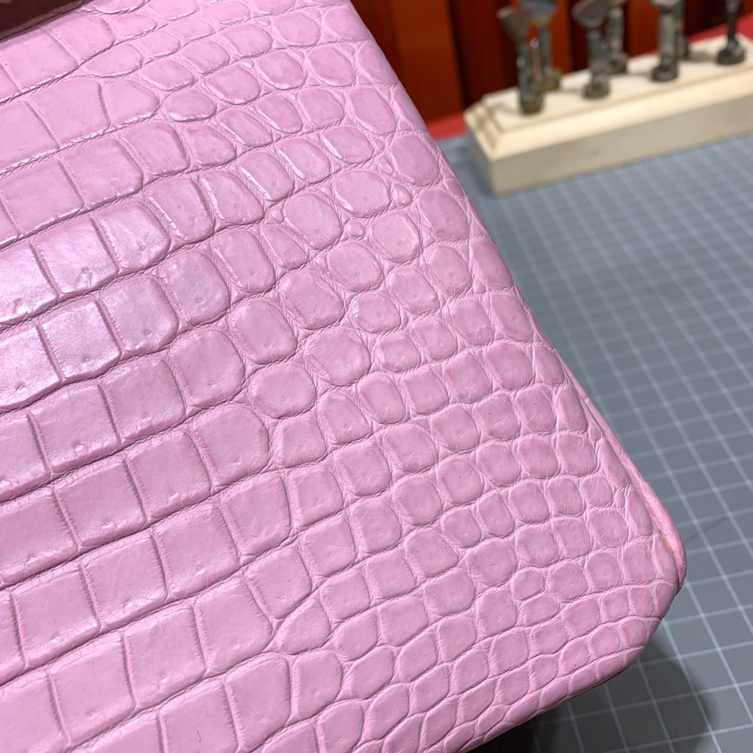 爱马仕铂金包价格 Hermes Birkin30CM 5P樱花粉雾面尼罗鳄鱼皮 银扣