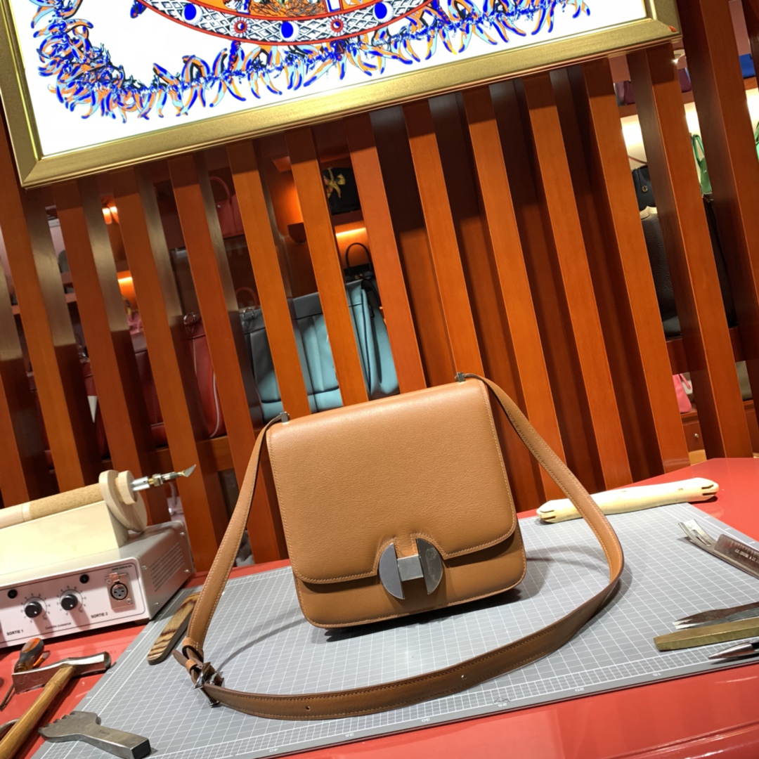 爱马仕新款康斯坦包 Constance2002-20CM 金棕色evecolour牛皮 银扣