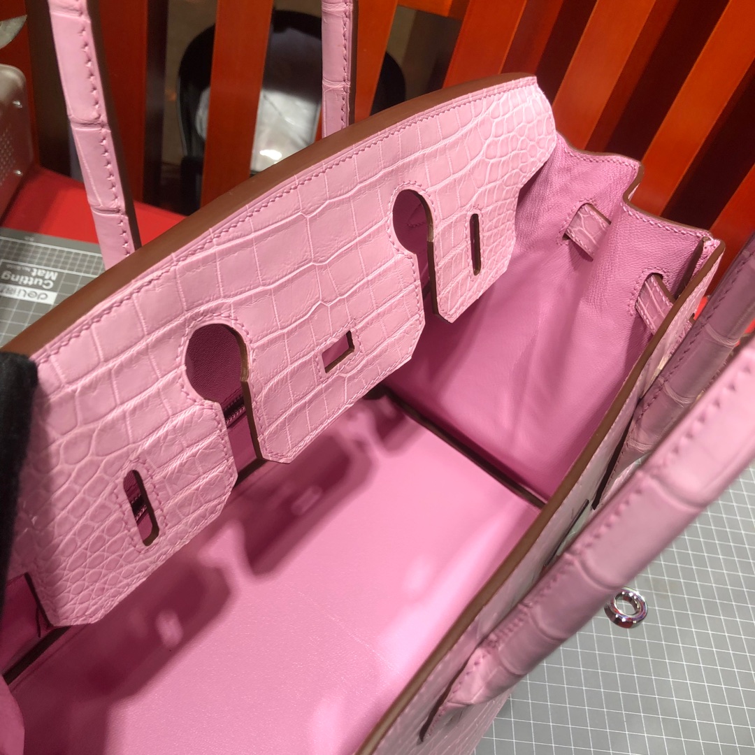 爱马仕铂金包价格 Hermes Birkin30CM 5P樱花粉雾面尼罗鳄鱼皮 银扣