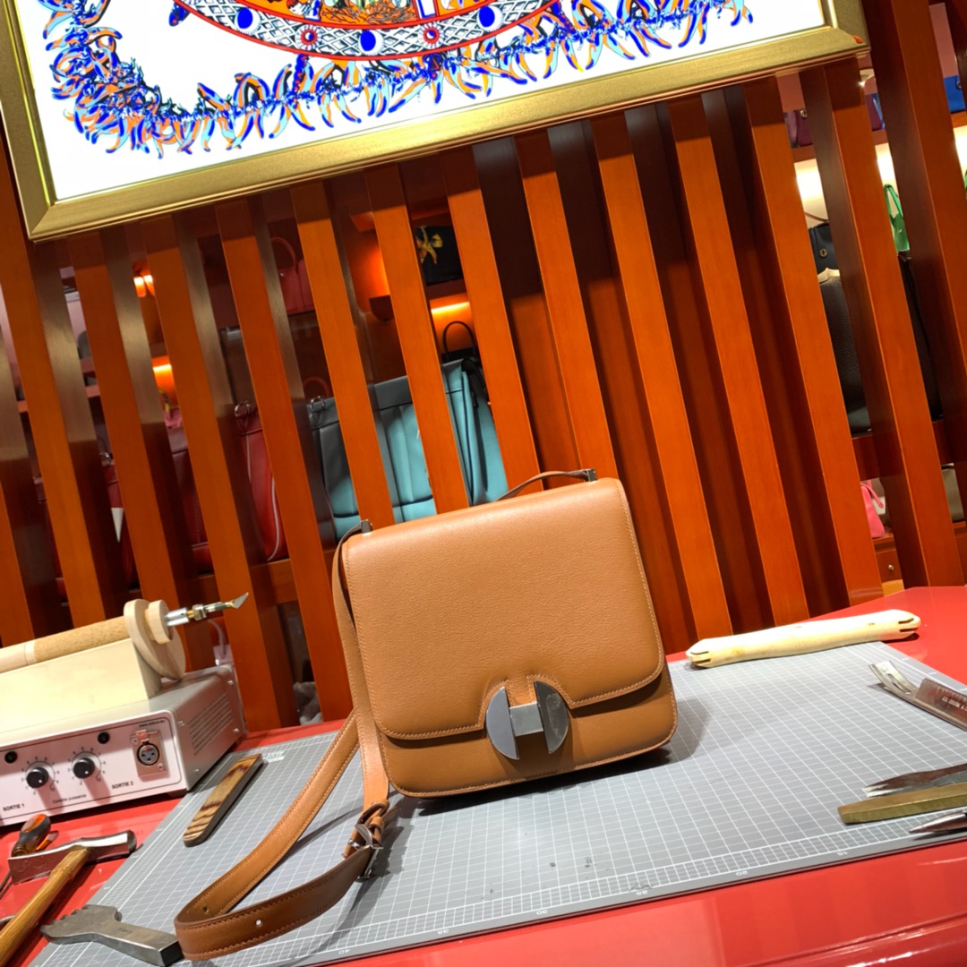 爱马仕新款康斯坦包 Constance2002-20CM 金棕色evecolour牛皮 银扣