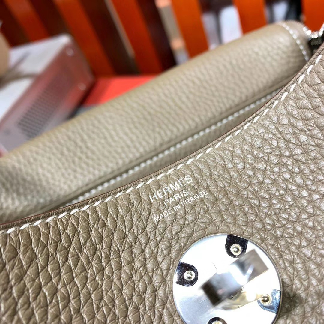 Hermes Lindy26CM 爱马仕18大象灰Clemence牛皮琳迪包 银扣