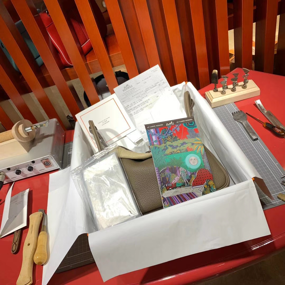Hermes Lindy26CM 爱马仕18大象灰Clemence牛皮琳迪包 银扣