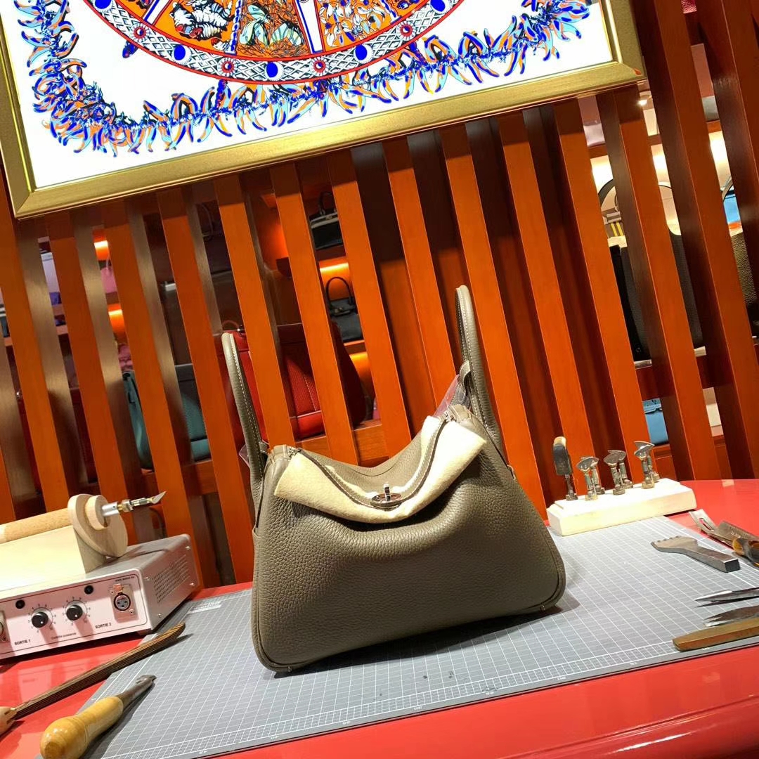 Hermes Lindy26CM 爱马仕18大象灰Clemence牛皮琳迪包 银扣