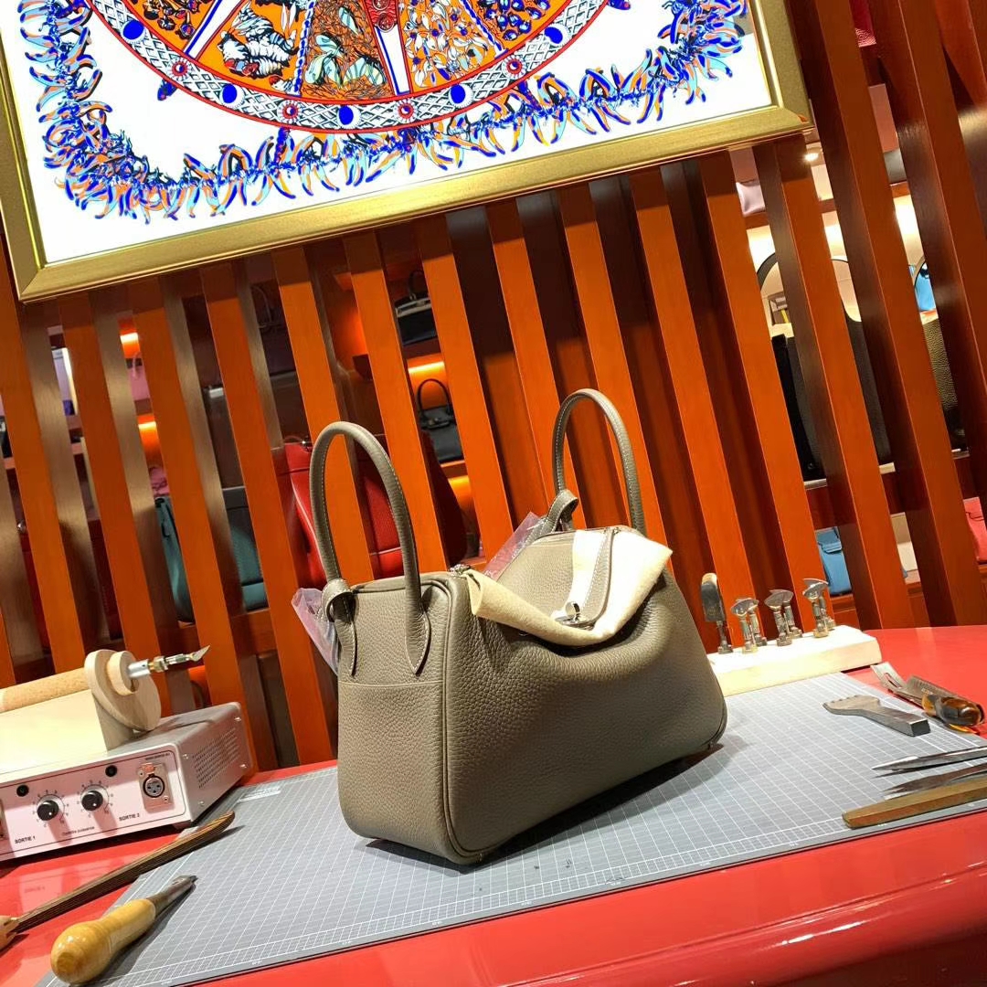 Hermes Lindy26CM 爱马仕18大象灰Clemence牛皮琳迪包 银扣