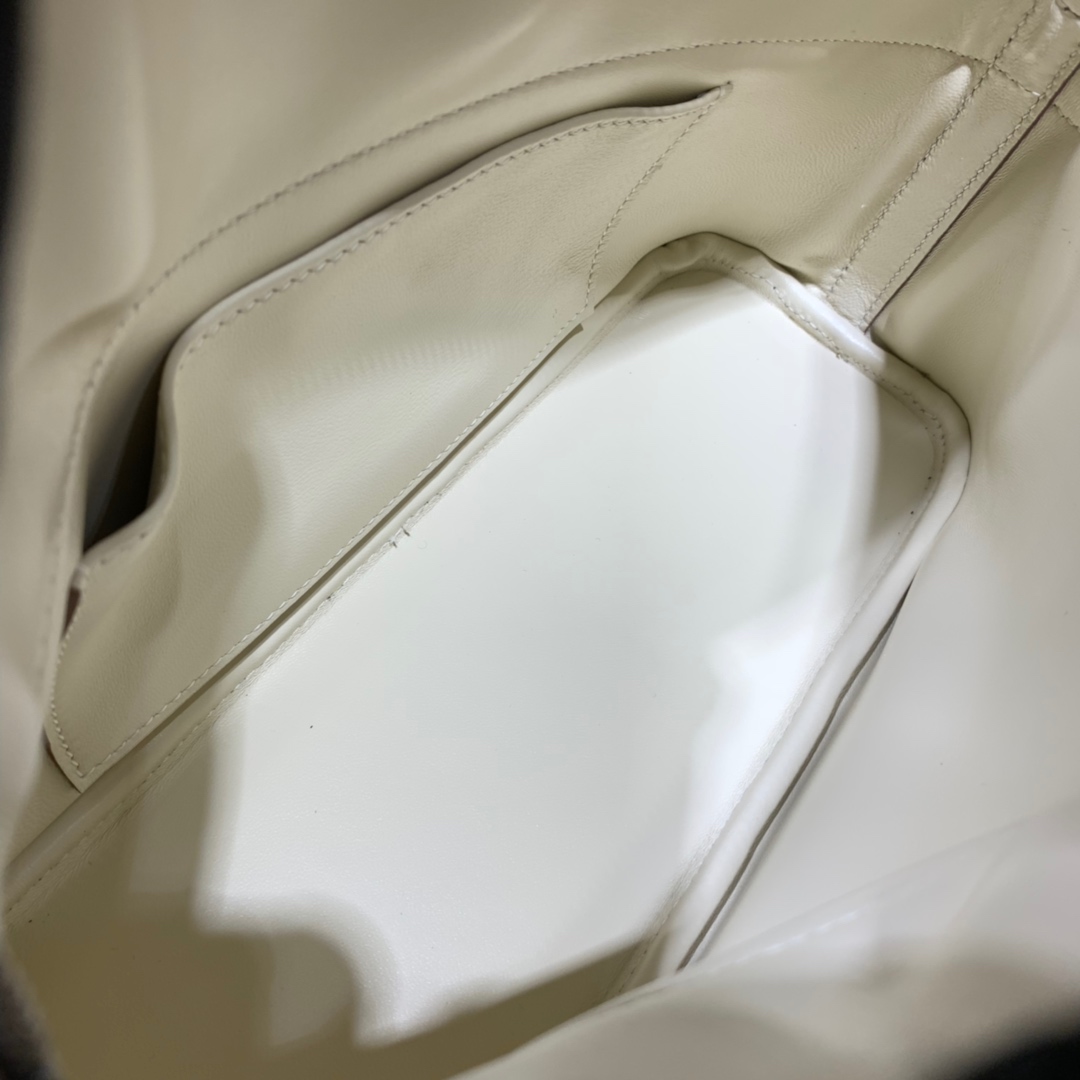 爱马仕女包价格 Hermes Bolide27CM 奶昔白进口掌纹牛皮保龄球包 银扣