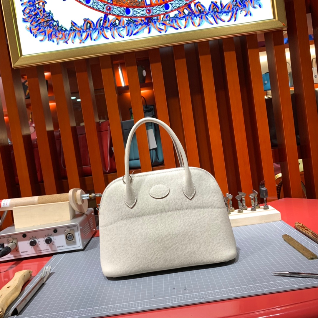 爱马仕女包价格 Hermes Bolide27CM 奶昔白进口掌纹牛皮保龄球包 银扣
