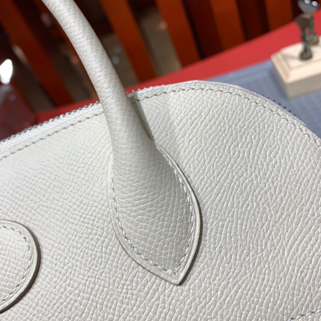 爱马仕女包价格 Hermes Bolide27CM 奶昔白进口掌纹牛皮保龄球包 银扣