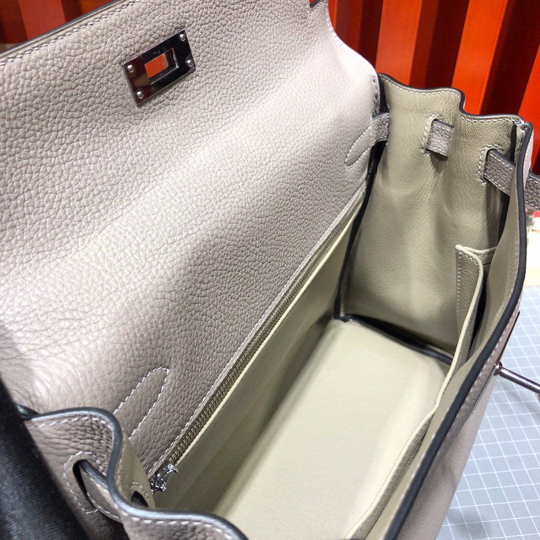广州包包批发 Hermes爱马仕凯莉包 M8沥青灰顶级Togo牛皮Kelly女包28CM 银扣