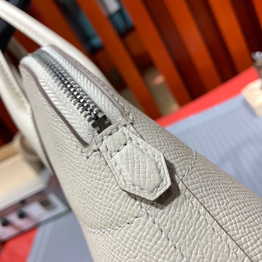 爱马仕女包价格 Hermes Bolide27CM 奶昔白进口掌纹牛皮保龄球包 银扣