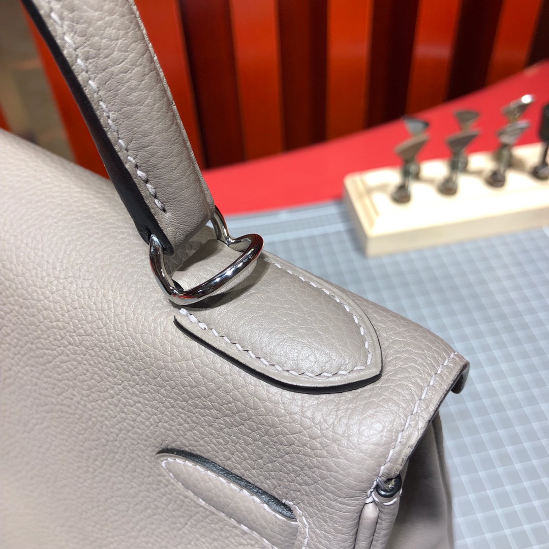广州包包批发 Hermes爱马仕凯莉包 M8沥青灰顶级Togo牛皮Kelly女包28CM 银扣