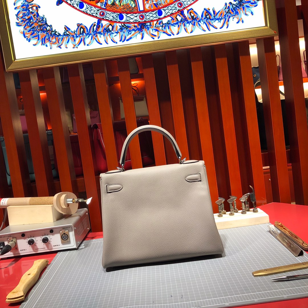 广州包包批发 Hermes爱马仕凯莉包 M8沥青灰顶级Togo牛皮Kelly女包28CM 银扣