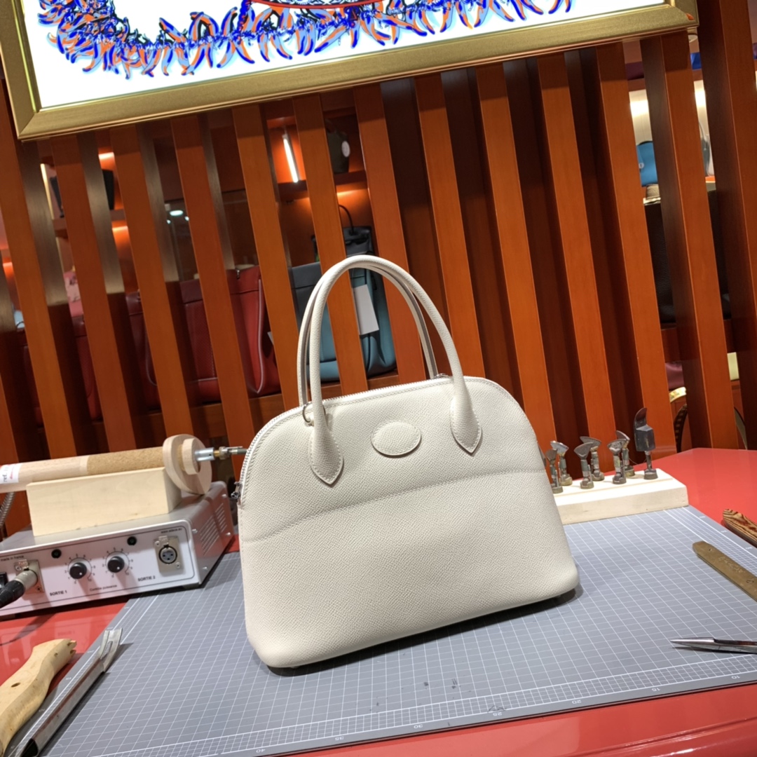 爱马仕女包价格 Hermes Bolide27CM 奶昔白进口掌纹牛皮保龄球包 银扣