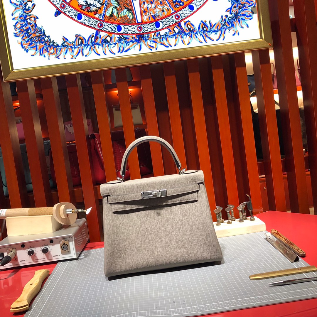 广州包包批发 Hermes爱马仕凯莉包 M8沥青灰顶级Togo牛皮Kelly女包28CM 银扣