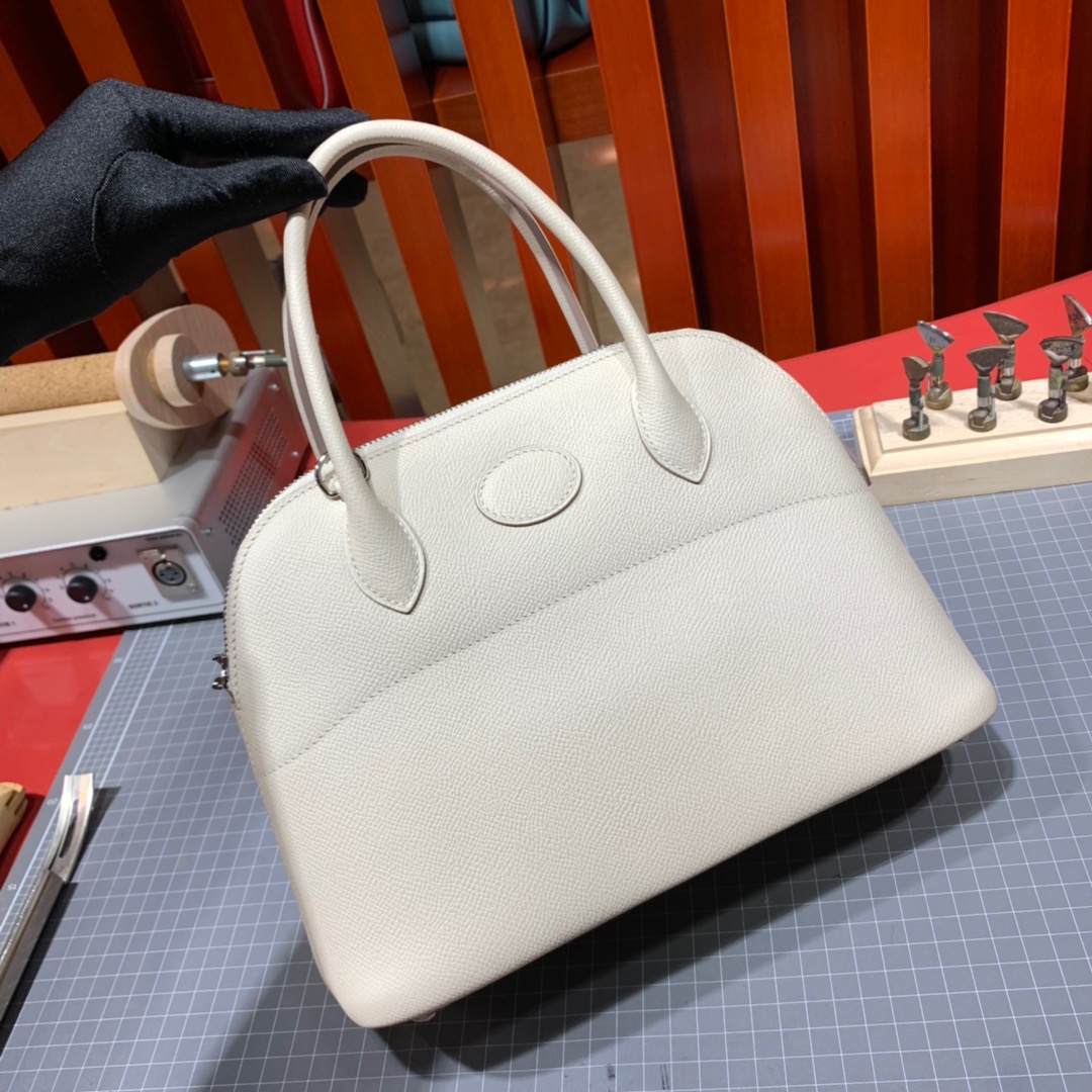 爱马仕女包价格 Hermes Bolide27CM 奶昔白进口掌纹牛皮保龄球包 银扣