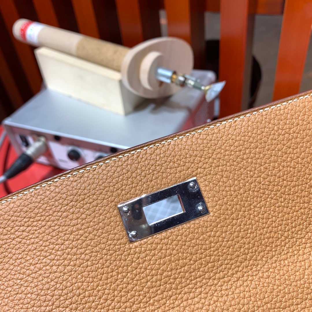 爱马仕Kelly包包 Hermes进口Togo牛皮蜡线缝制凯莉包Kelly28CM CK37土黄色 银扣