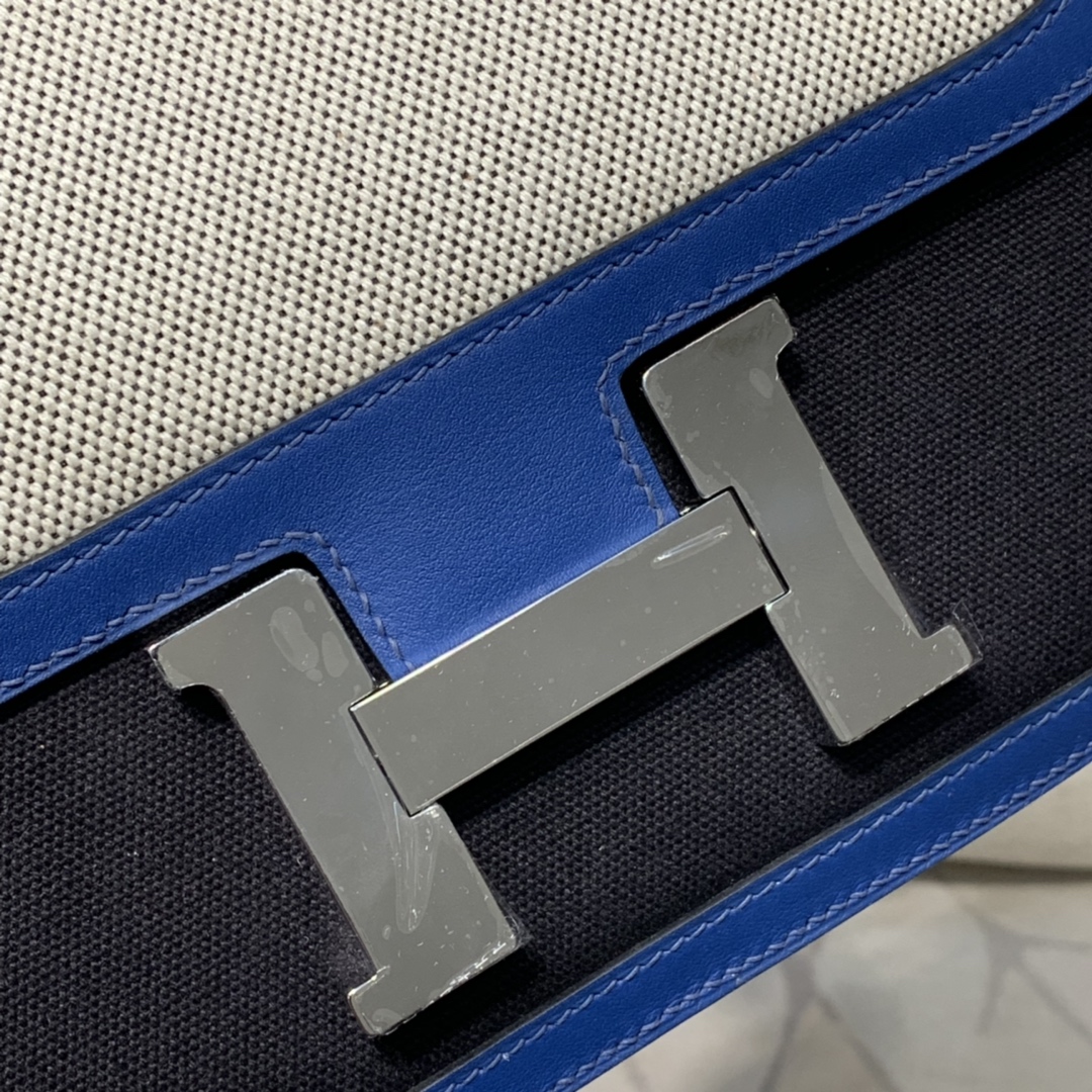 爱马仕拼色空姐包 Hermes Constance24CM 电光蓝拼帆布米白拼黑色 银扣