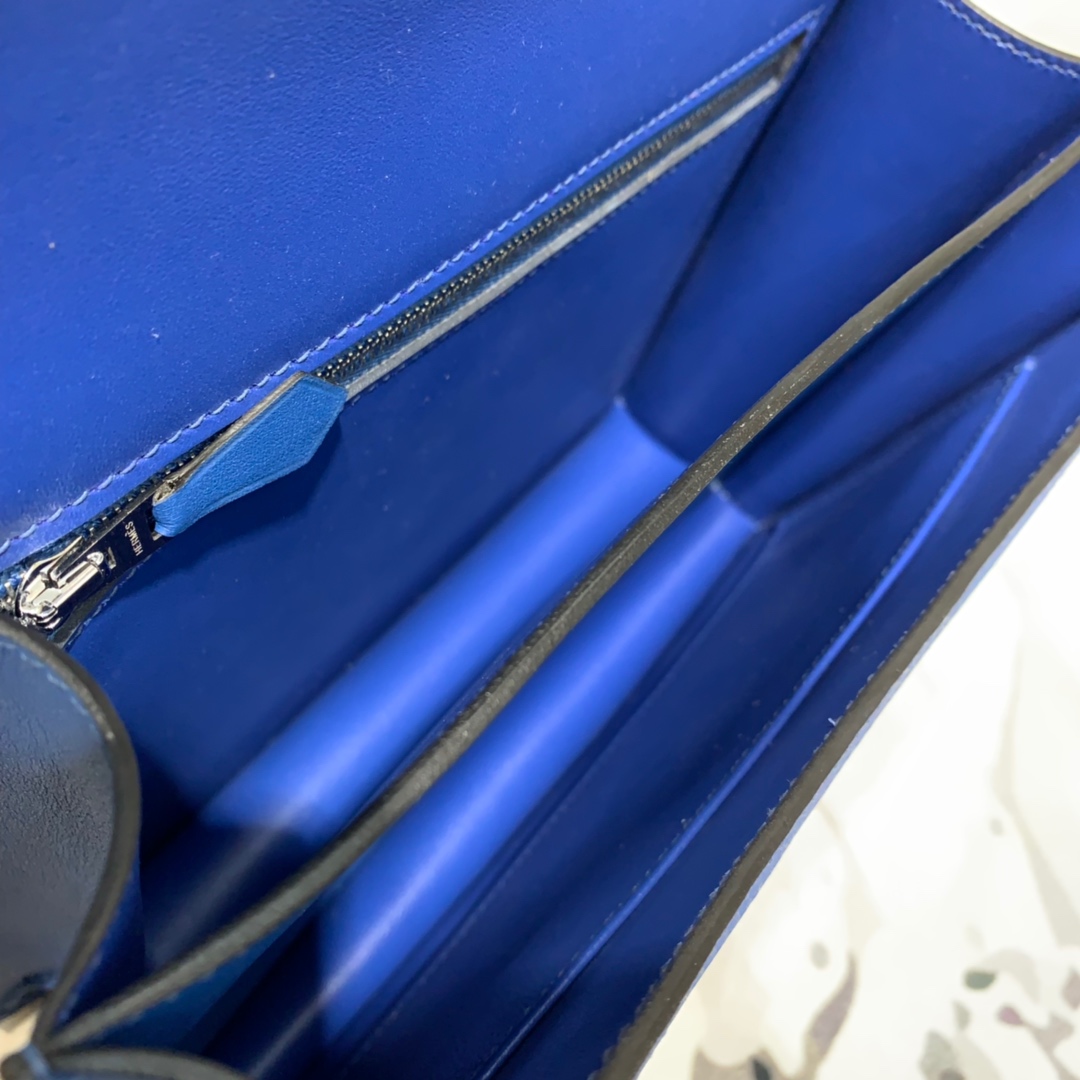 爱马仕拼色空姐包 Hermes Constance24CM 电光蓝拼帆布米白拼黑色 银扣